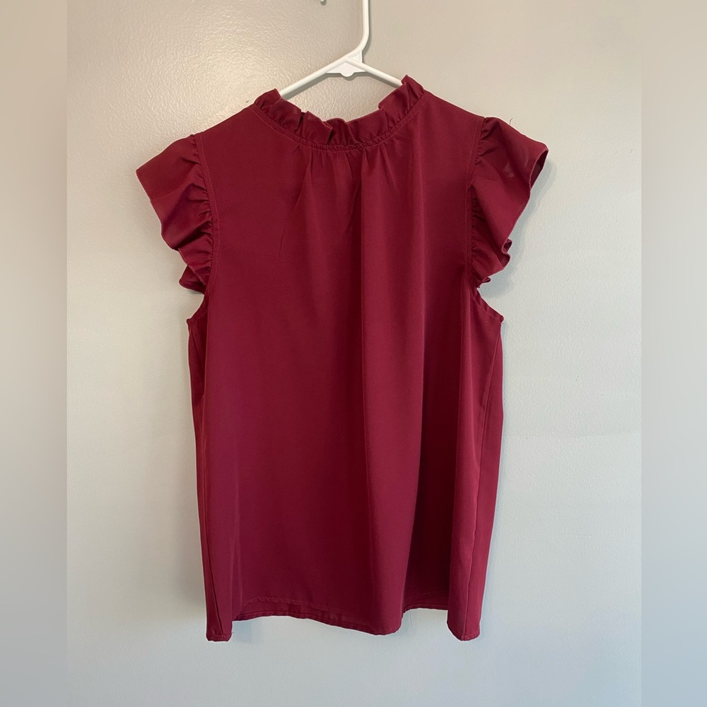 No Brand- womens medium blouse. Great condition.